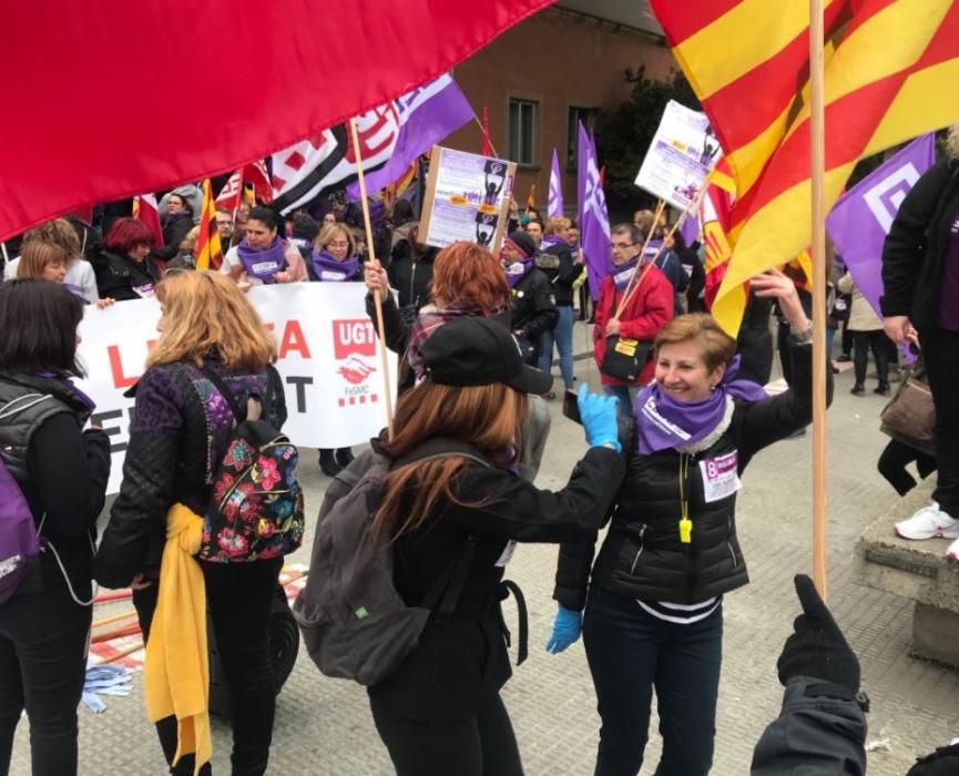 Mes de 300 netejadores protesten a Girona per demanar un nou conveni