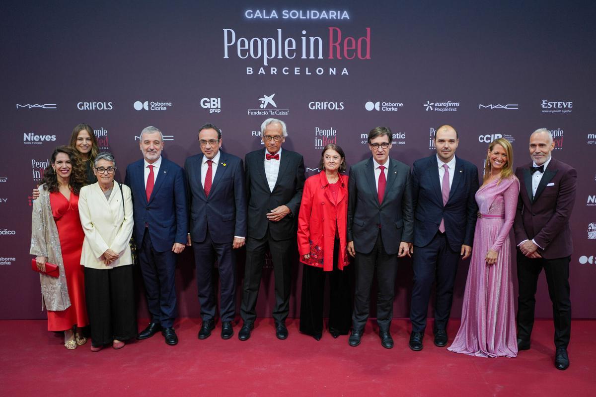 BARCELONA 12/05/2025 Icult. (), Martina klin, Olga Pané, Jaume Collboni, Josep Rull, Bonaventura Clotet, Marta Estruch, Salvador Illa, Albert Dalamu , Maria Eugènia Gay y Alex Corretja. Photocall de la 15ª Gala Solidaria People in Red Barcelona. FOTO de ZOWY VOETEN