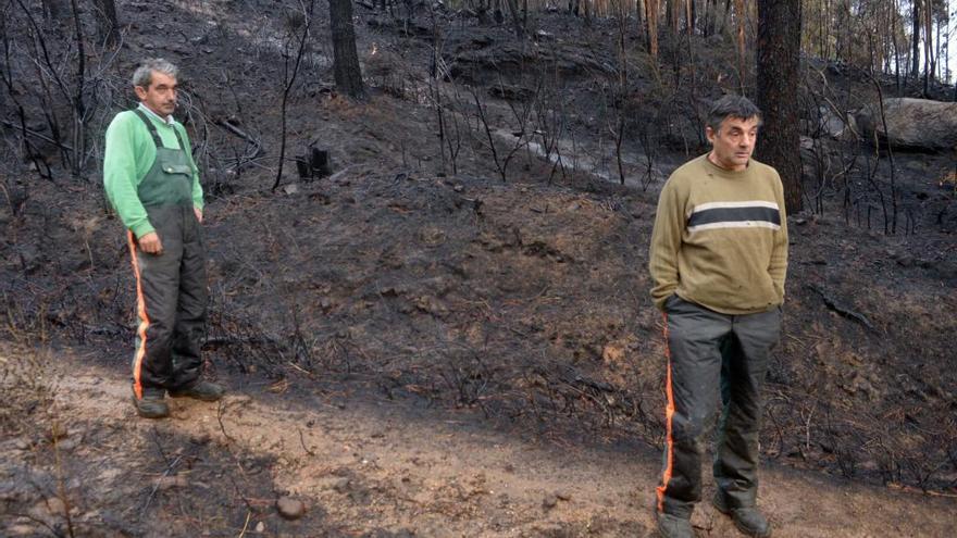 Dos hombres recorren el monte Xiabre, ayer. // Noé Parga