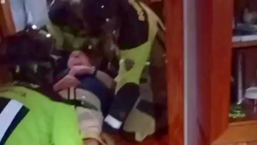 Rescate de madrugada tras derrumbarse parte de una vivienda en Villanueva