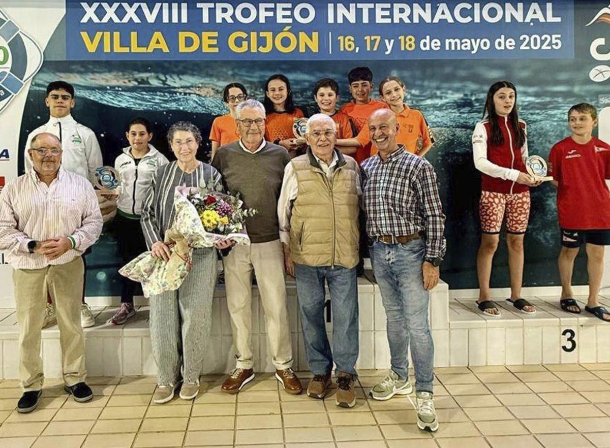 Foto de familia a la conclusión del Memorial Adolfo Carbajosa.