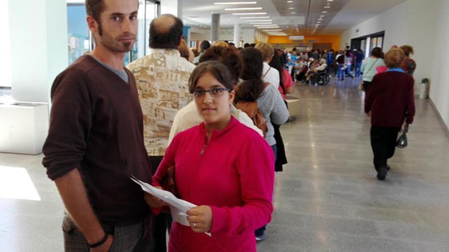 Pedro Silva y Karina Durán esperando en la cola // FARO