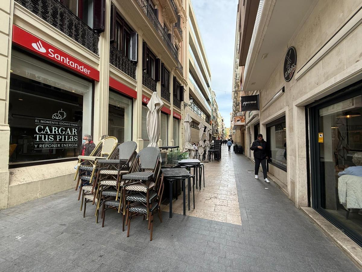 Terrazas apiladas en la calle Mayor de Alicante, debido a la alerta amarilla por fuertes vientos.