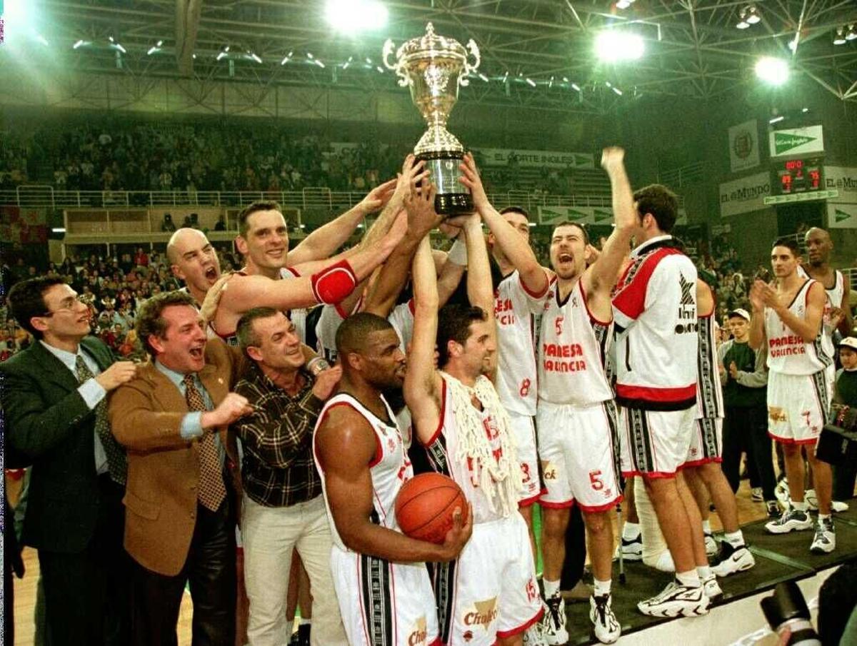 Los jugadores del Pamesa Valencia muestran su alegría tras proclamarse esta noche vencedores de la Copa del Rey al derrotar en la final al Joventut por 89-75, en partido disputado en Valladolid. Baloncesto Partidos Equipos Pamesa Valencia-Juventut de Badalona, Ganadores Copa del Rey