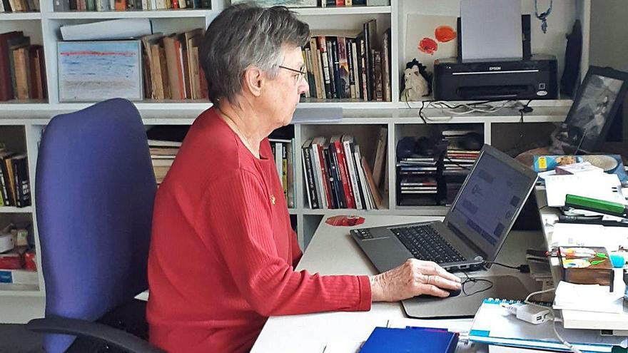 Jeanne Picard, delegada en Galicia de Stop Accidentes, trabajando en su casa durante la cuarentena.