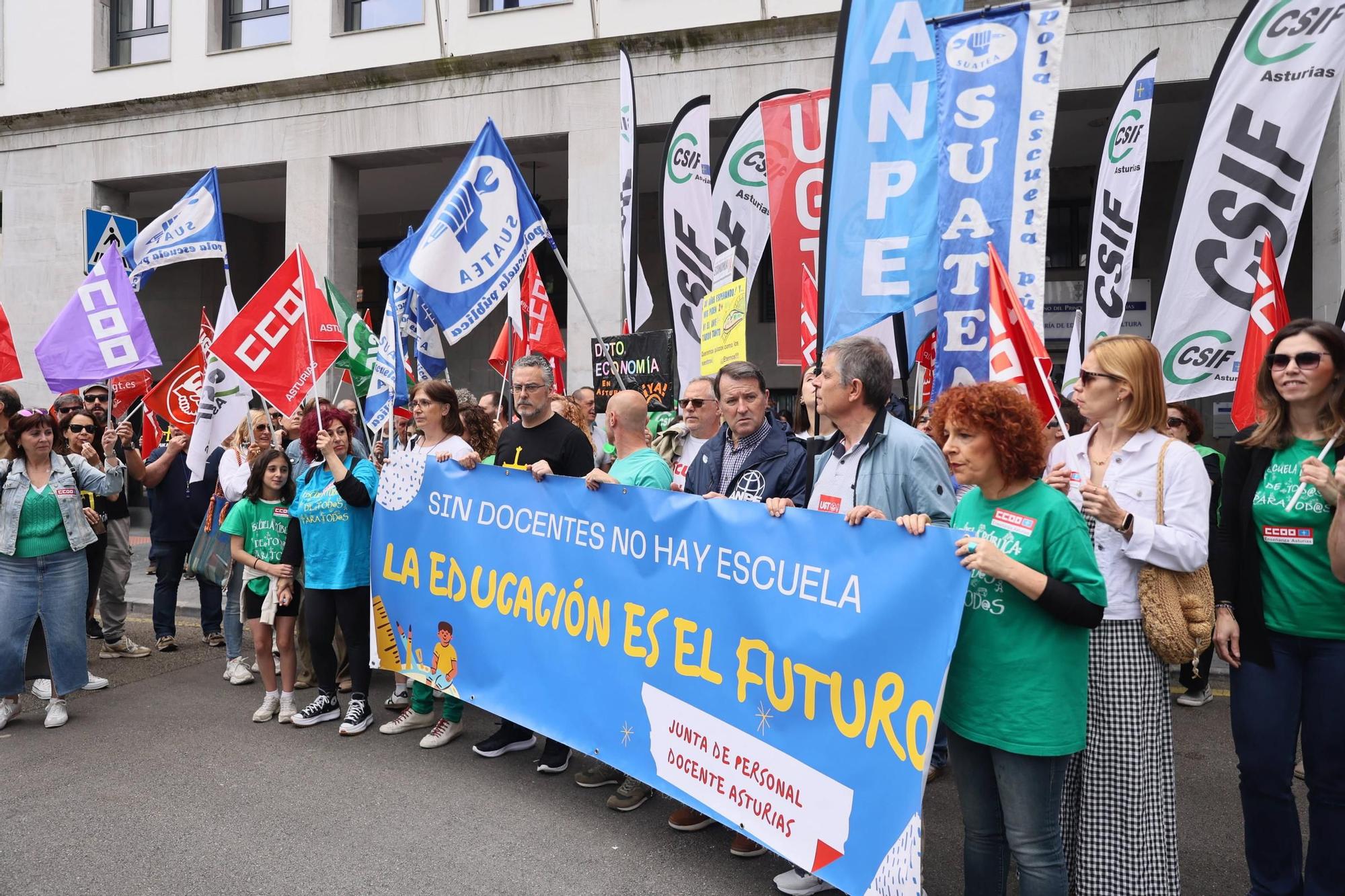 EN IMÁGENES: La gran movilización de profesores de este domingo en Oviedo