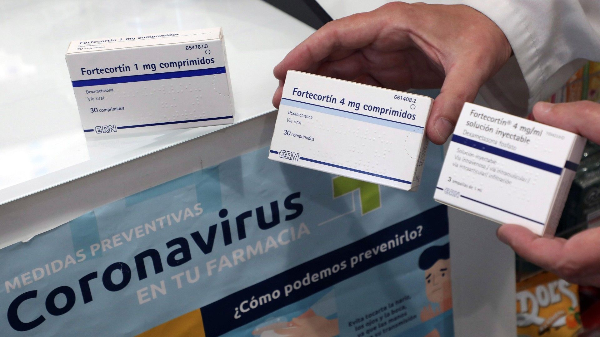 Un farmacéutico muestra dos envases de dexametasona en su farmacia de Santiago de Compostela el 17 de junio de 2020