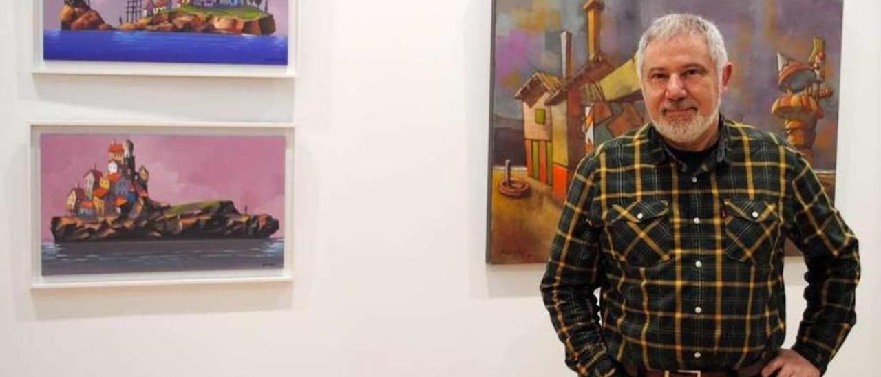 Eduardo Baamonde ante tres de sus obras, en Galería Besada. // Muñiz