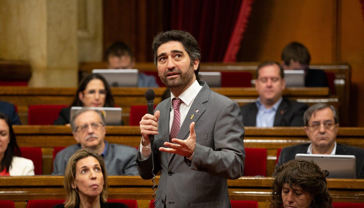 10/04/2019 El consejero de PolÃ­ticas Digitales de la Generalitat, Jordi PuignerÃ³, interviene desde su escaÃ±o en una sesiÃ³n plenaria en el Parlamento de CataluÃ±a.