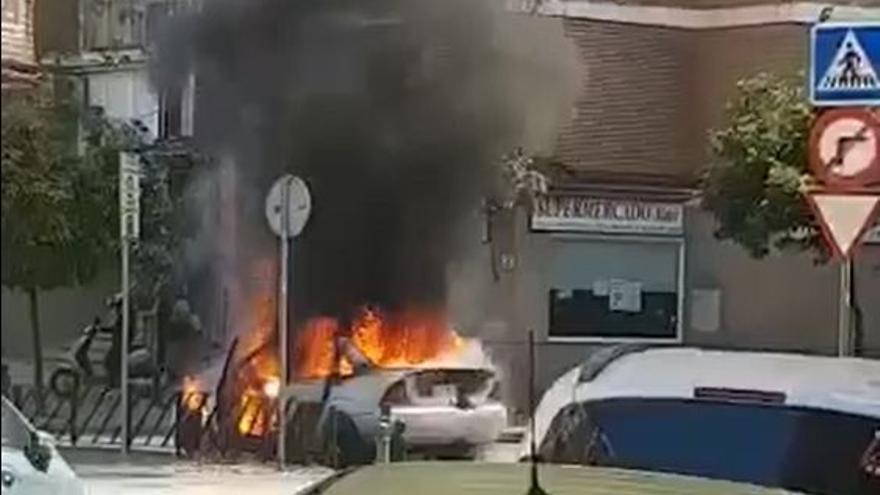 Vehículo ardiendo en la avenida de Fátima.