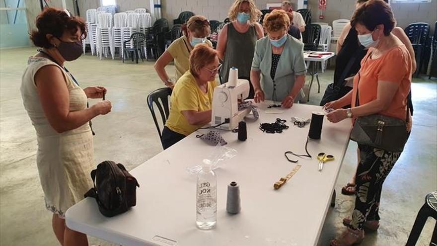 Un taller enseña a realizar mascarillas