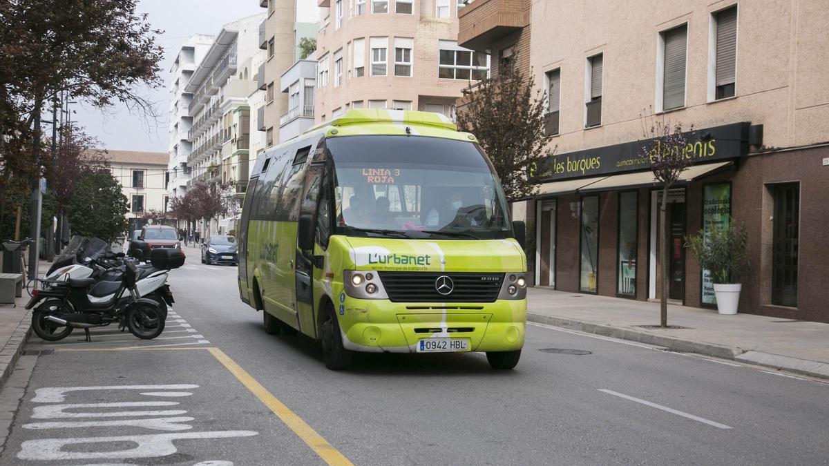 Un autobús de l’Urbanet de Gandia, en la avenida de Alacant durante su recorrido en dirección al hospital Francesc de Borja.