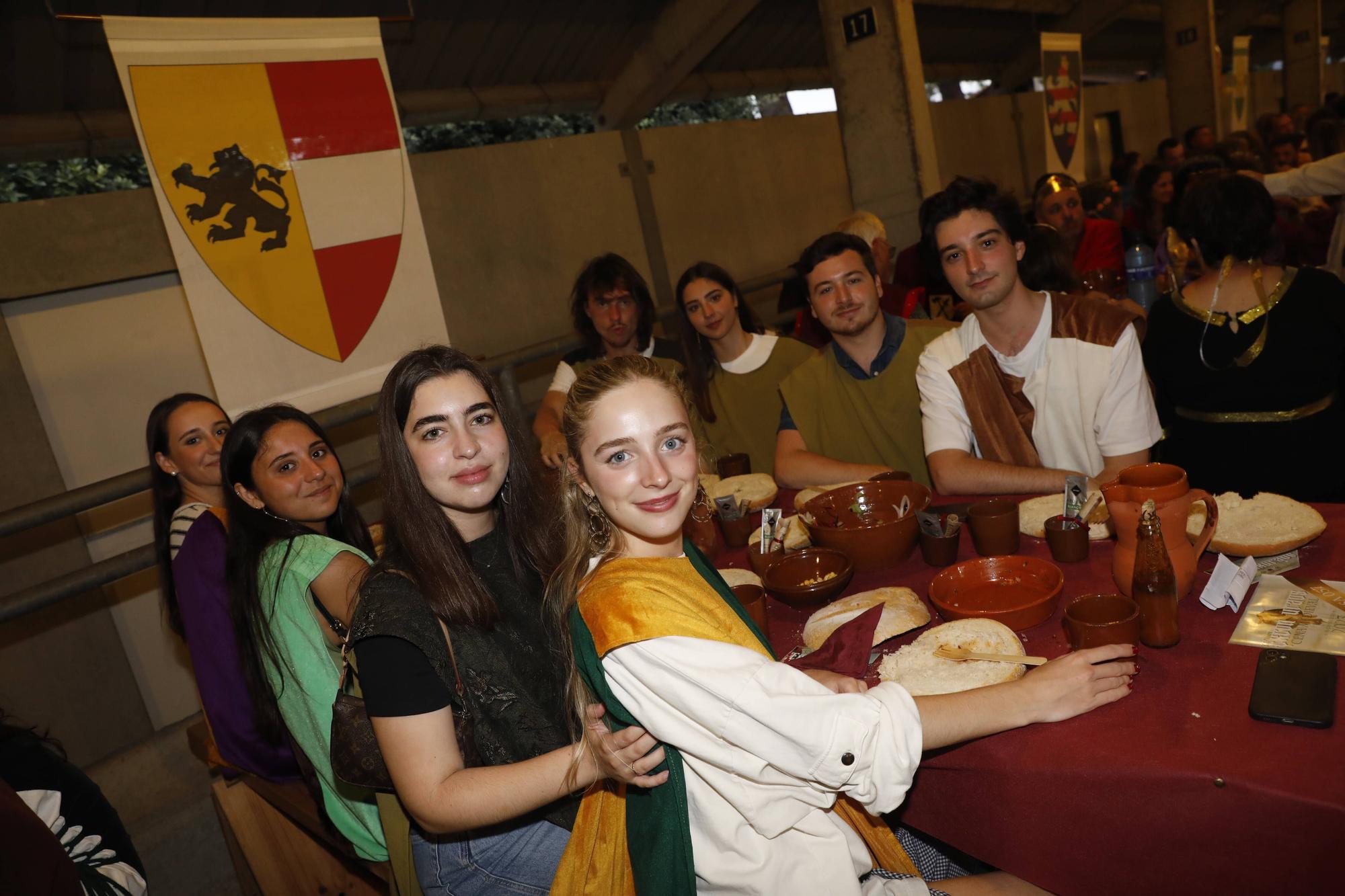 Exconxuraos hasta la bandera: espectacular noche en Llanera, con la gran cena medieval y la fiesta del fuego