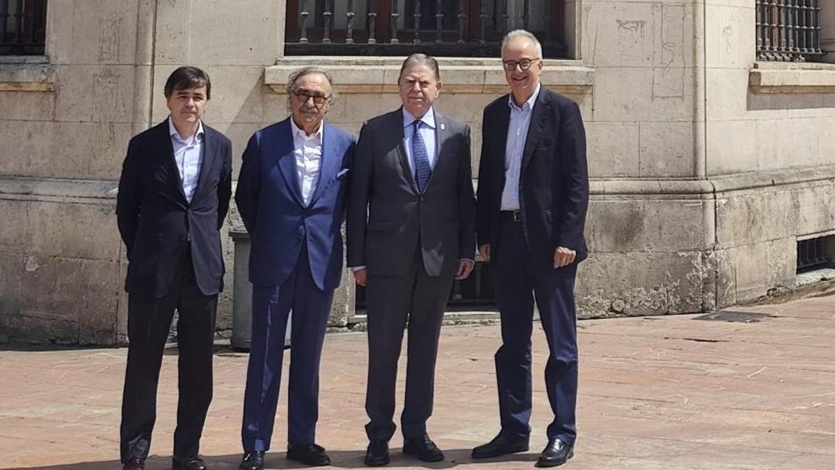 De izquierda a derecha, Blas Herrero Vallina, Blas Herrero, Alfredo Canteli y Simón Pedro Barceló Vadell (presidente del Grupo Barceló)