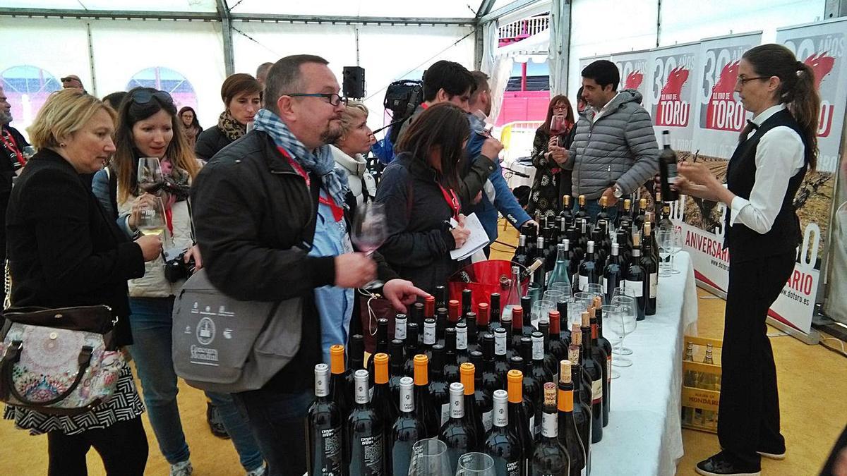 Varias personas participan en una cata de vinos. | L. O. Z.