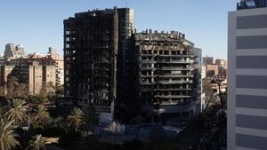 La vivienda siniestrada por el incendio que calcinó los dos edificios en cuestión de una hora.