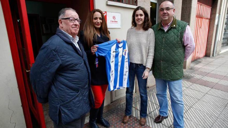 Yaithe Leyva sostiene la camiseta junto a Joaquín García, Miriam Gonzalo y Manuel Fernández.