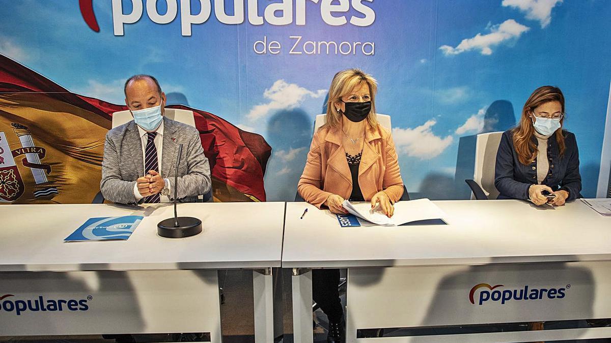 Desde la izquierda, José María Barrios, Elvira Velasco y Mayte Martín Pozo, en la sede del PP. | Nico Rodríguez