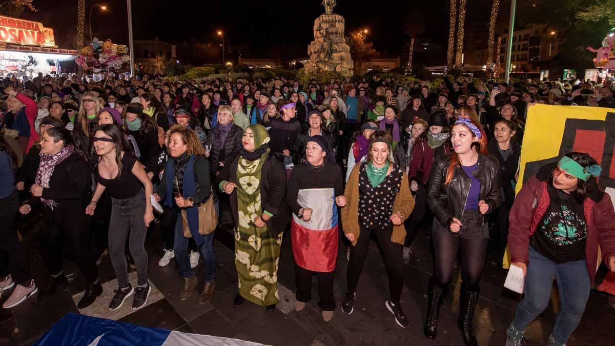 Cientos de mujeres entonan en Palma el himno feminista ’El violador eres tú’.
