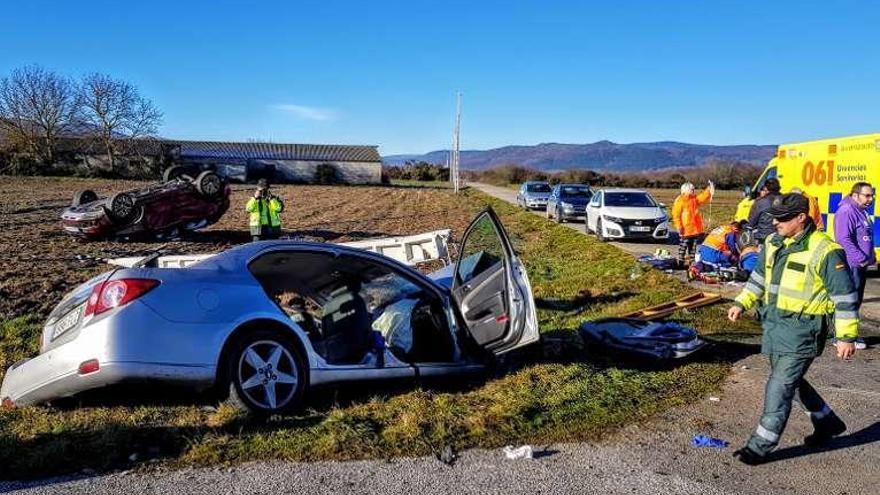 Cuatro adultos graves y dos menores ilesos tras una aparatosa colisión en Porqueira