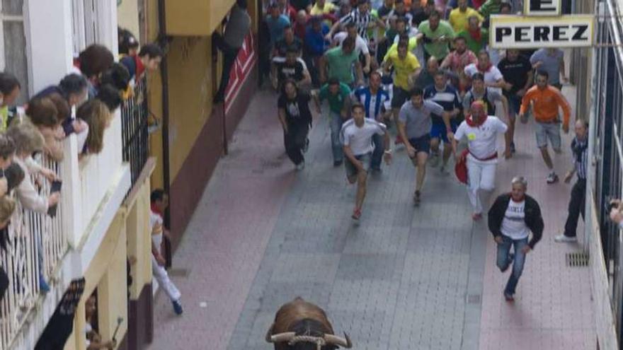 Un momento de la carrera de &quot;Pitarroso&quot; en la calle Matadero.