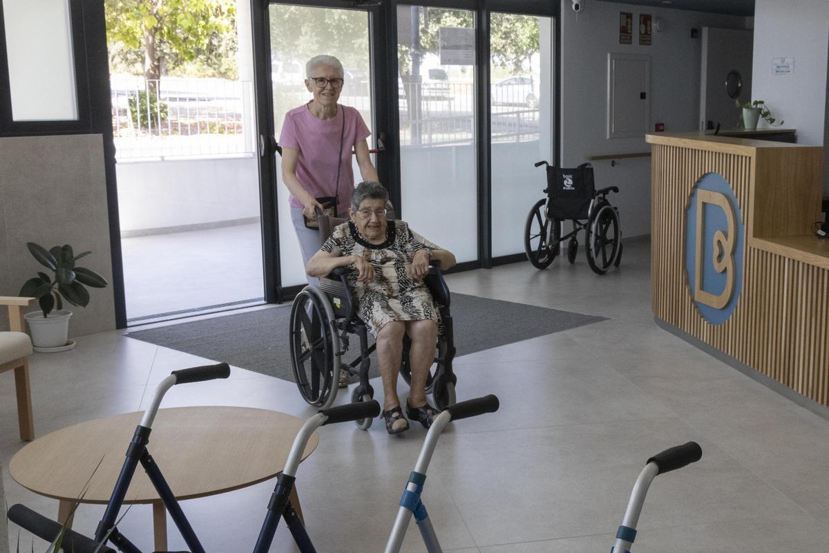 Así ha sido el traslado de los usuarios a la nueva residencia la  Beneficencia de Ontinyent