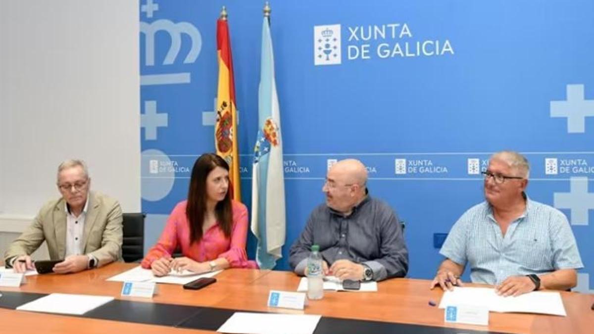 La conselleira de Medio Rural, María José Gómez, en una reunión con representantes de Unións Agrarias