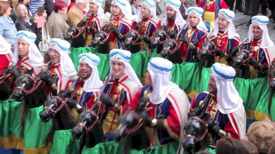 Los ancestrales «cavallets» mandan en las calles de Alcoy