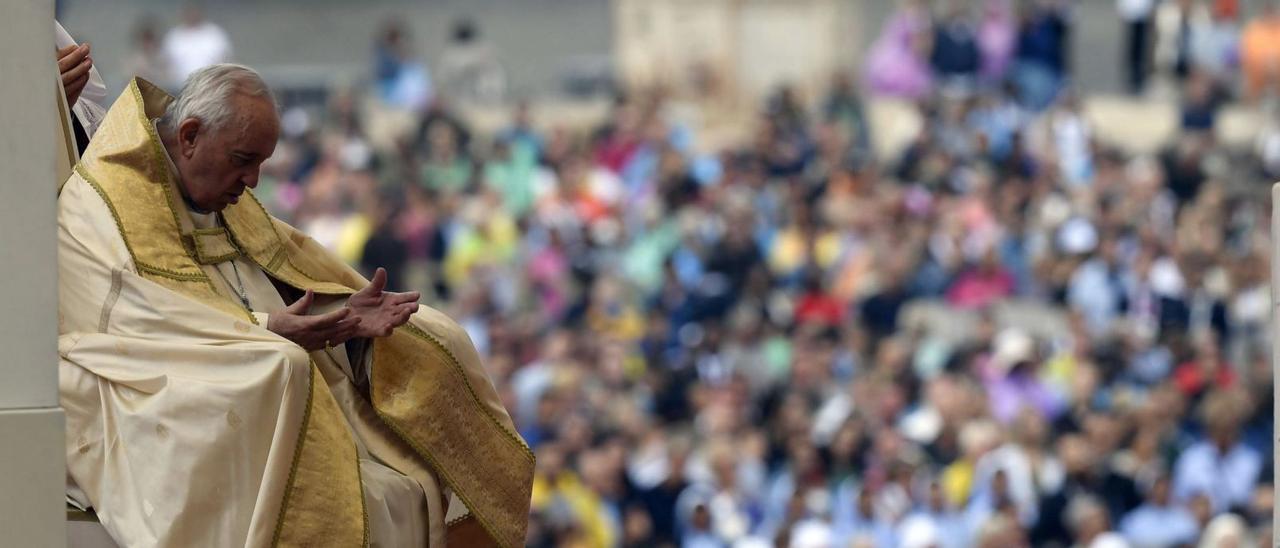 El Papa Francisco, ayer en la plaza de San Pedro de Roma durante la multitudinaria ceremonia | |  EFE