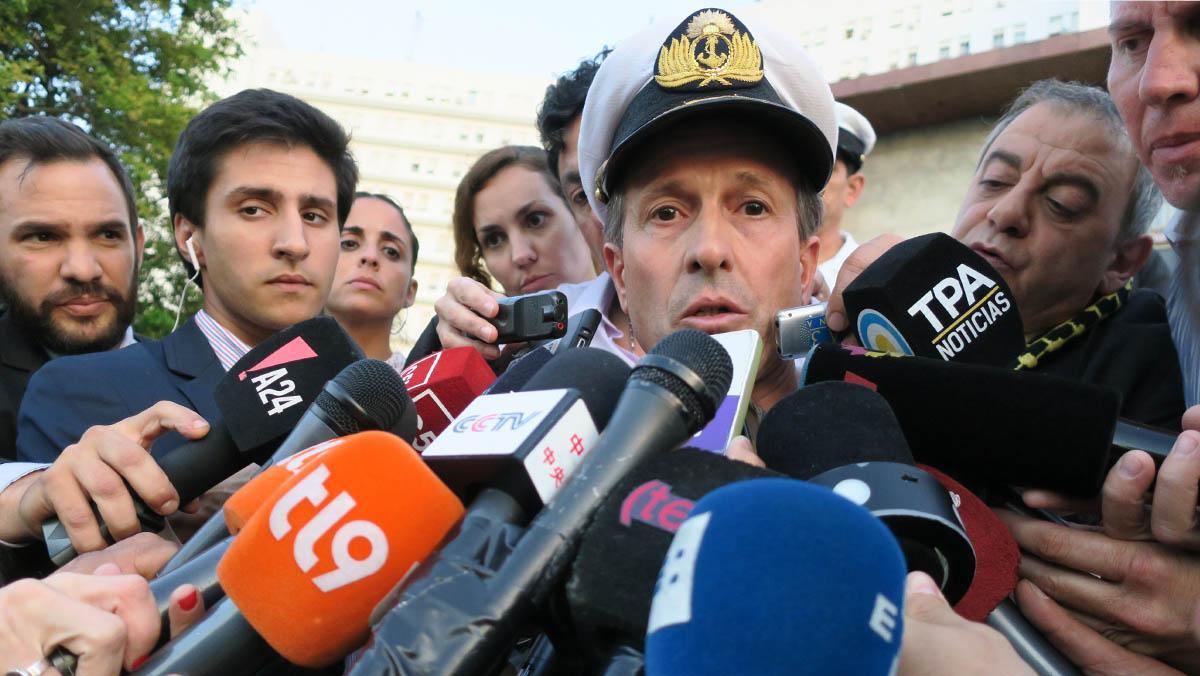 Tot el país segueix bolcat amb l’esperança de trobar els 44 tripulants de l’embarcació.