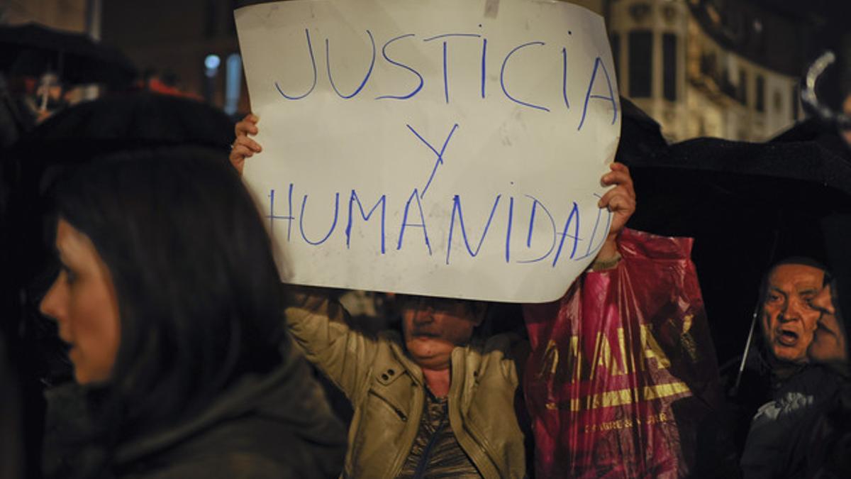 Protesta contra los desahucios, ayer en Barakaldo, tras el suicidio de Amaia Egaña.