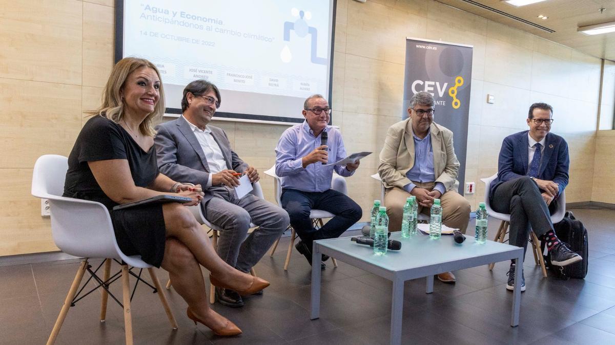 La primera mesa de debate del congreso sobre los recursos hídricos organizada por CEV.