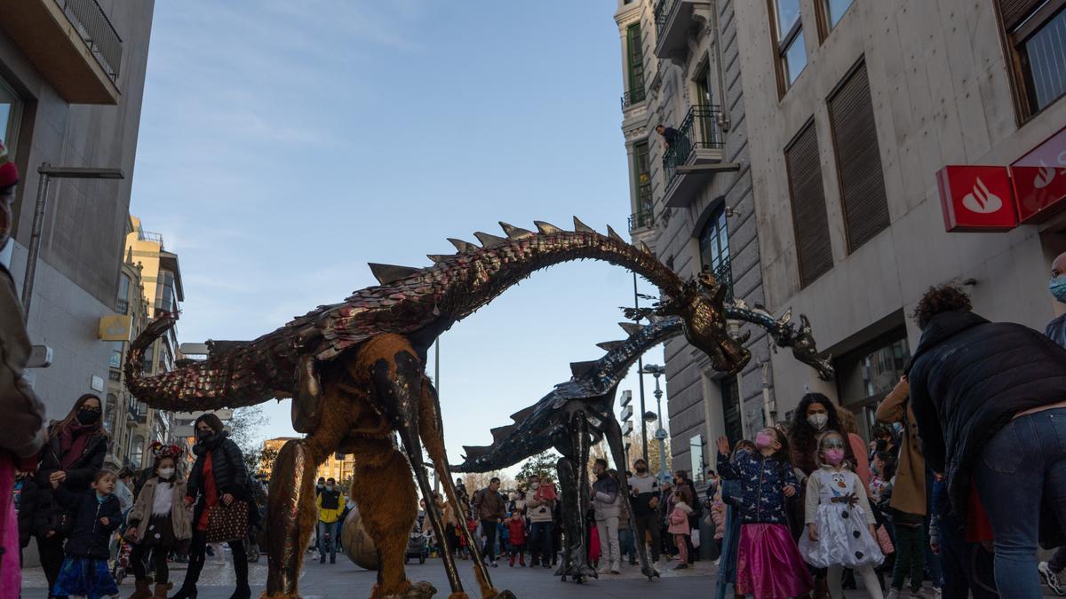 Un enorme dragón en plena calle Santa Clara