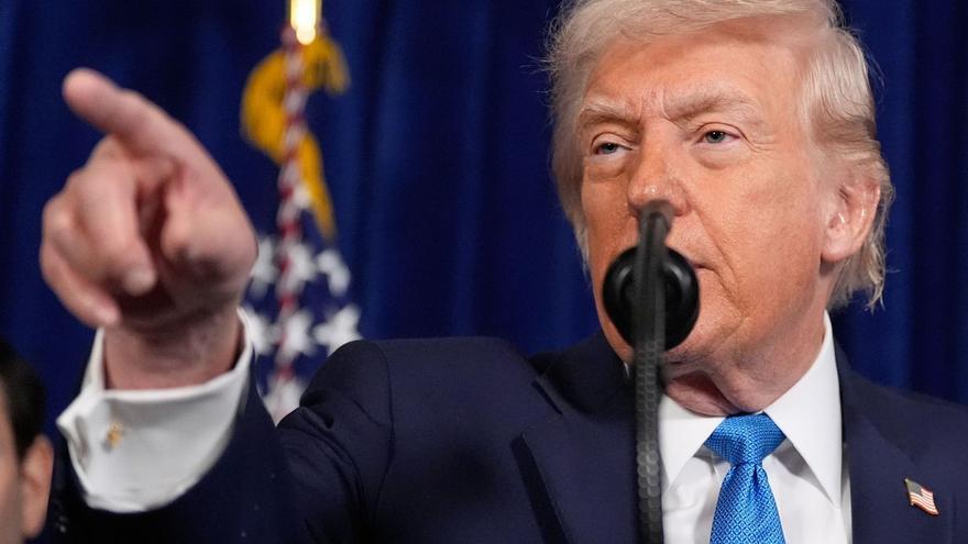 El president dels Estats Units, Donald Trump, durant la roda de premsa que va oferir a la seva residència de Mar-a-Lago, ahir a Florida.  | ALEX BRANDON / AP