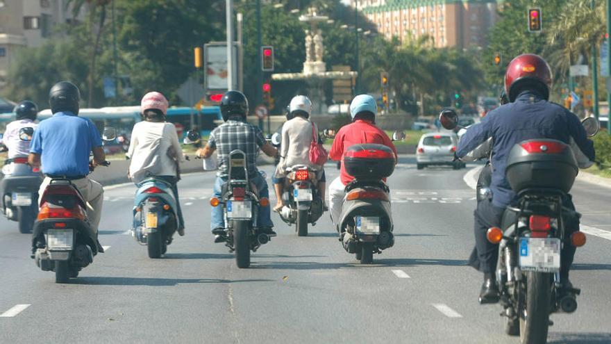 Un grupo de motoristas circulando por una avenida de Málaga capital, en una imagen de archivo.