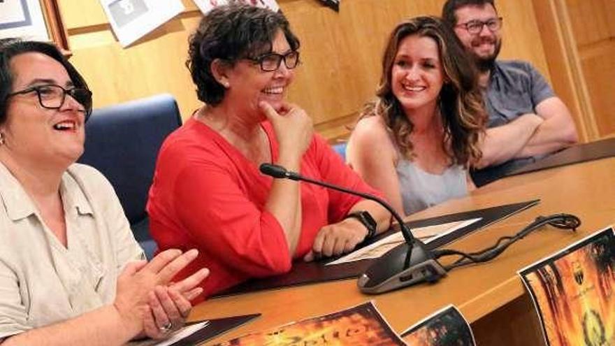 Girón y la alcaldesa Eva García, junto a los respresentantes de Mojinos Escozíos y Sés, ayer durante la presentación. // A. H.