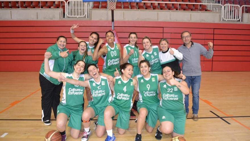 El CB Elda femenino festeja el título de campeón de grupo.