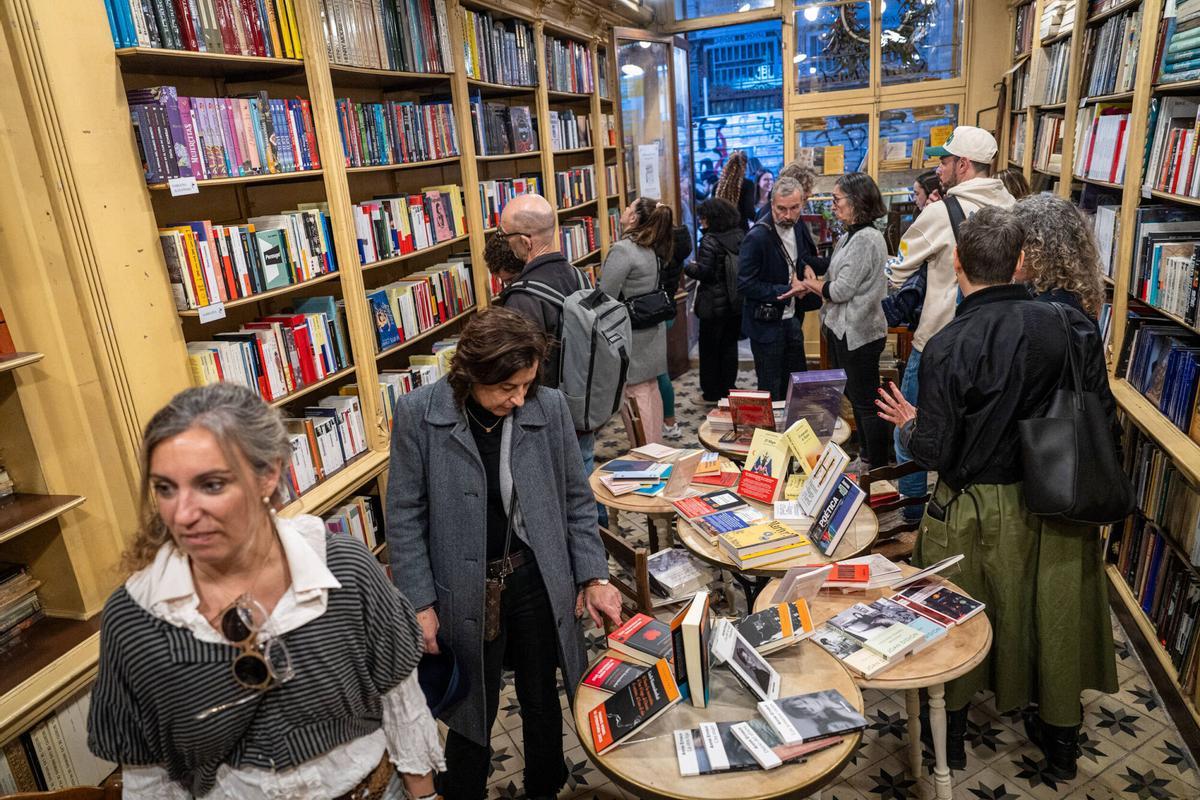 Barcelona 10/12/2025 Barcelona. La antigua propietaria de la librería, Cristina Riera, y su sucesor al frente del negocio, Rafa Serra. Reapertura librería Sant Jordi. AUTOR: MANU MITRU