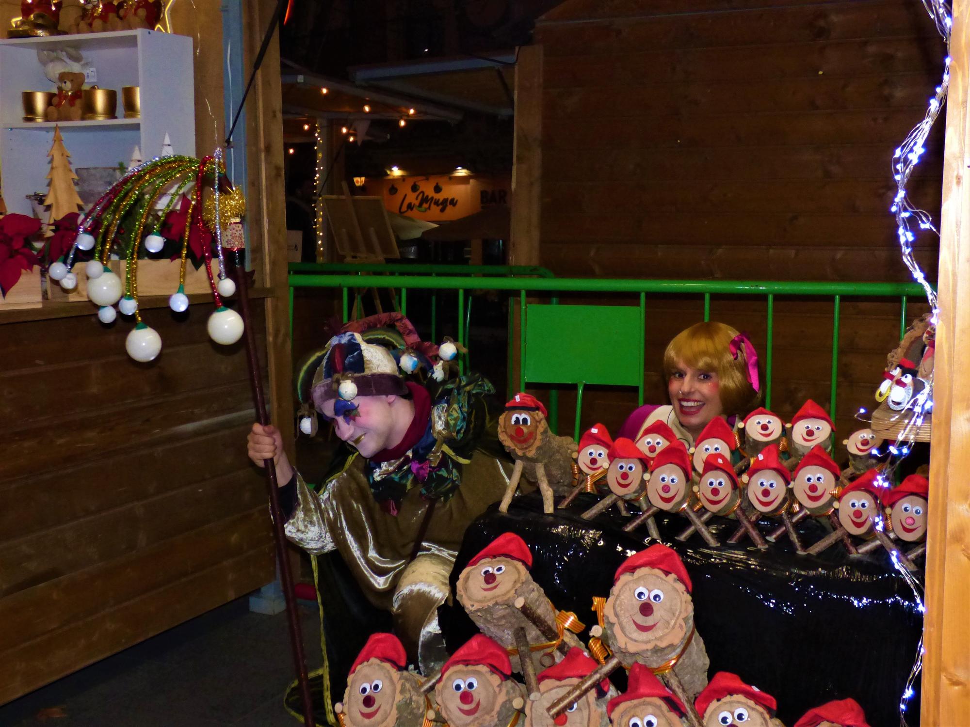 En Fumera, la Nadalina i la Bel inauguren el mercat de Nadal de Figueres