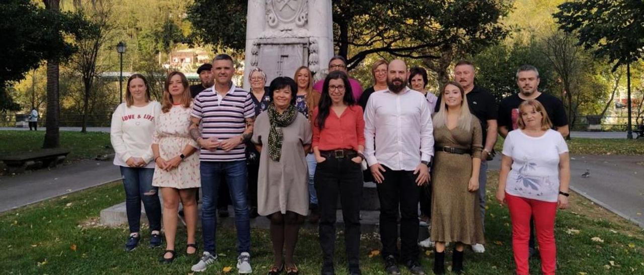 Integrantes de Podemos, con Rafael Palacios, Rosa Prieto y Alba González en el centro de la imagen. | M. Á. G.