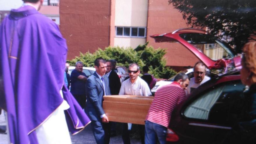 El féretro de María Cándida Carvalho a su llegada a la iglesia.