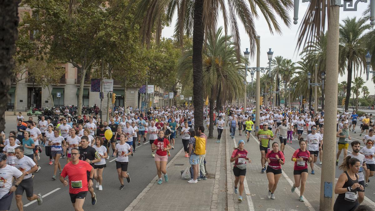 La marea de corredores en el paseo de Colón.