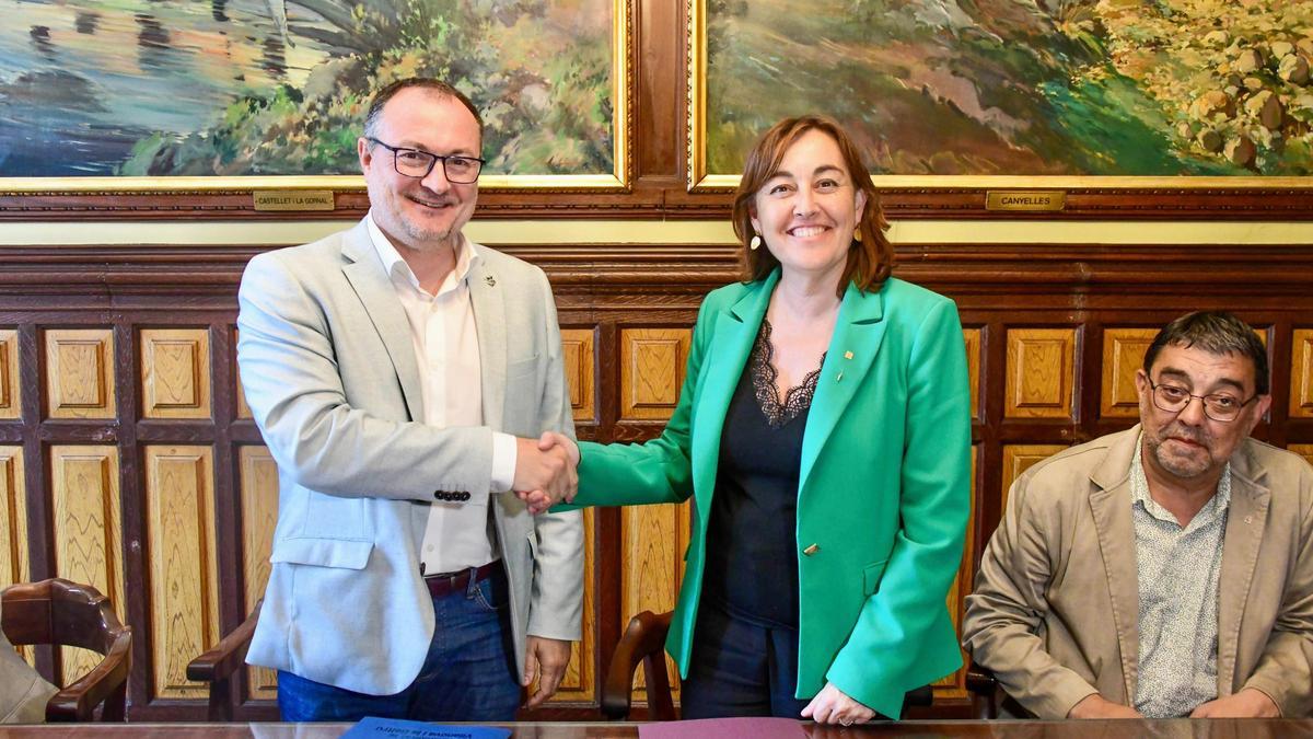 El alcalde de Vilanova, Juan Luis Ruiz, y la consellera de Territori, Sílvia Paneque, tras firmar la actualización del convenio con el Incasòl