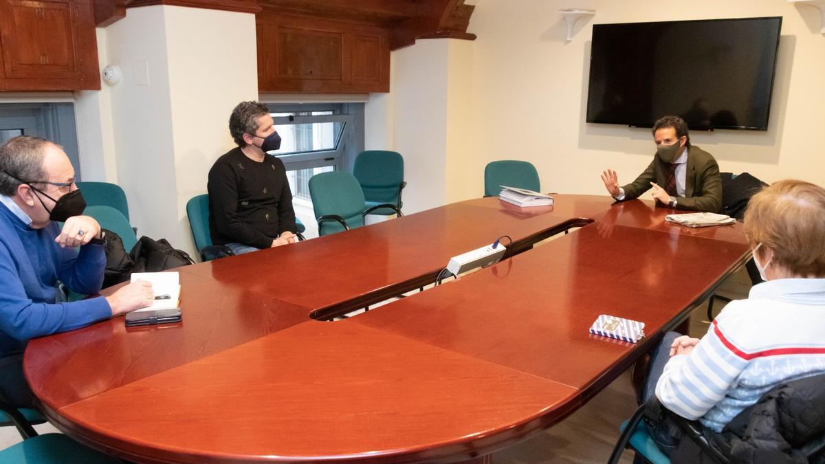 Nacho Cuesta, en la cabecera de la mesa, con César González (Villafría), a la izquierda; Fernando Marrón (Vetusta) y Araceli González, de la asociación de San Lázaro-Otero, ayer, explicándoles el proyecto.