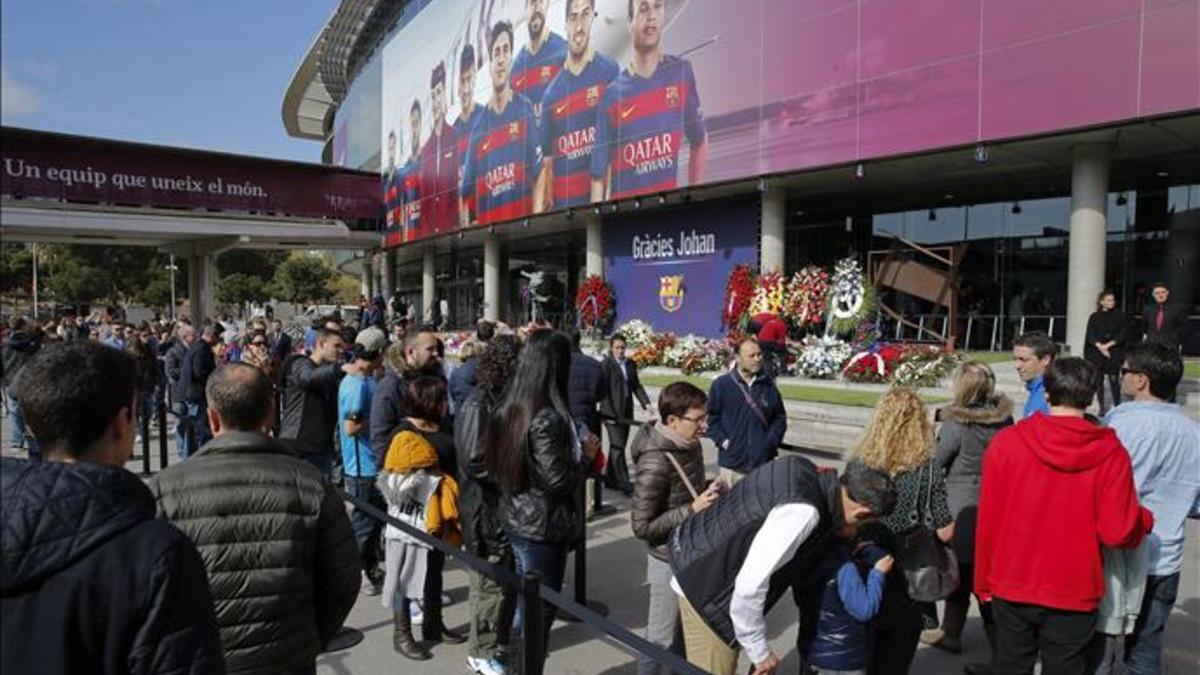 Miles de aficionados han acudido al Camp Nou