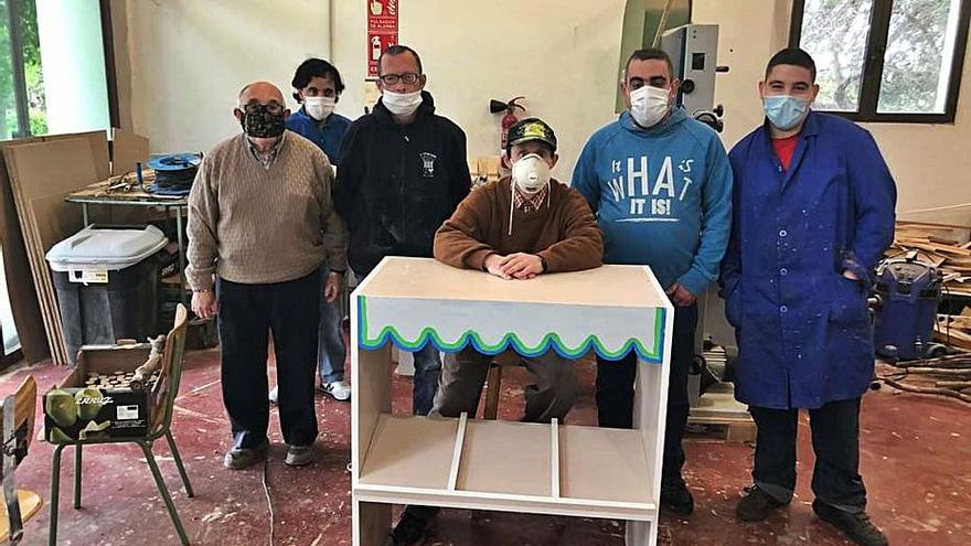 Representantes del centro con uno de los juegos. | E.M.