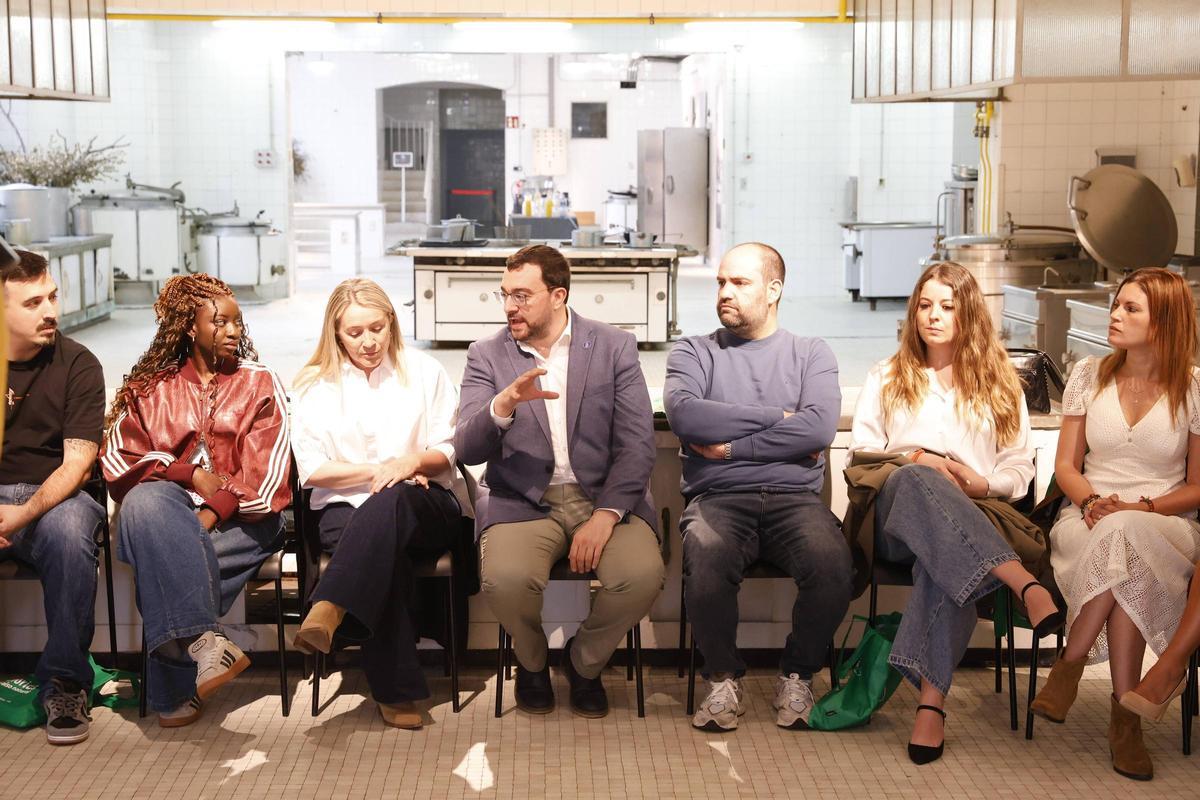 Barbón reúne en Gijón a creadores de contenido de Asturias para escuchar sus propuestas sobre el sector digital