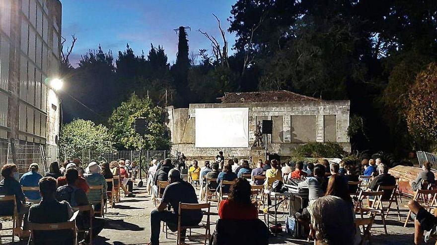 Un momento del concierto de Xurxo Souto y Pulpiño Viascón, en el exterior de la fábrica Massó.