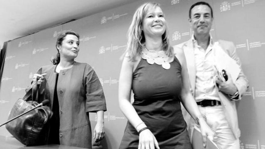 Desde la izquierda, Laura Seara, secretaria de Estado de Igualdad; la ministra Leire Pajín, y el delegado del Gobierno para la Violencia de Género, Miguel Lorente, tras la presentación de la encuesta.