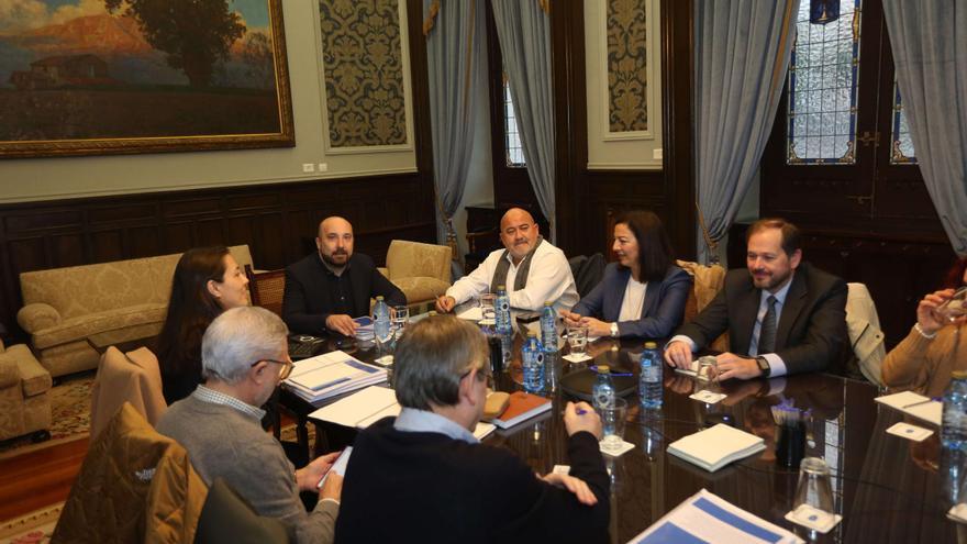 Reunión de trabajo en María Pita entre representantes del Concello de A Coruña y el Consorcio As Mariñas